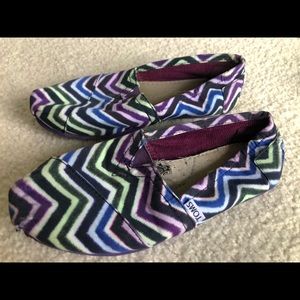 Toms colored chevron pattern